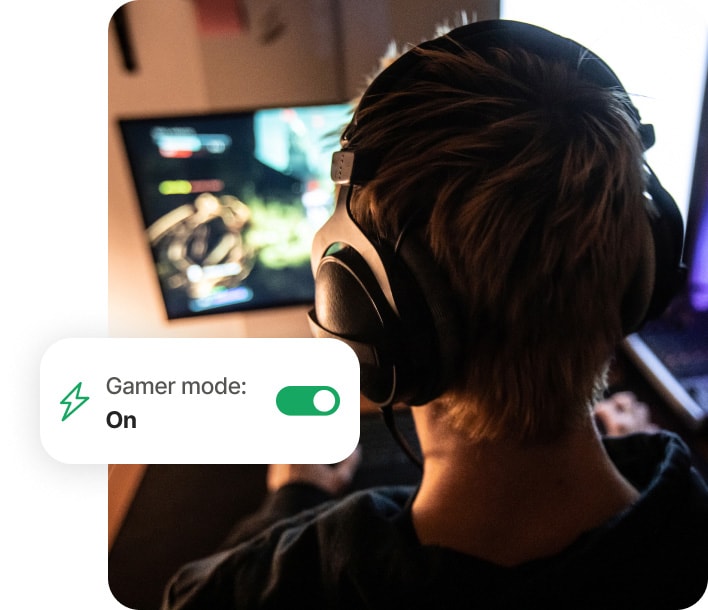 男孩在电脑上玩游戏时启用 Norton 360 for Gamers。