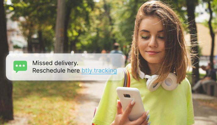 短信和通话保护 - 一位女士正在查看手机短信